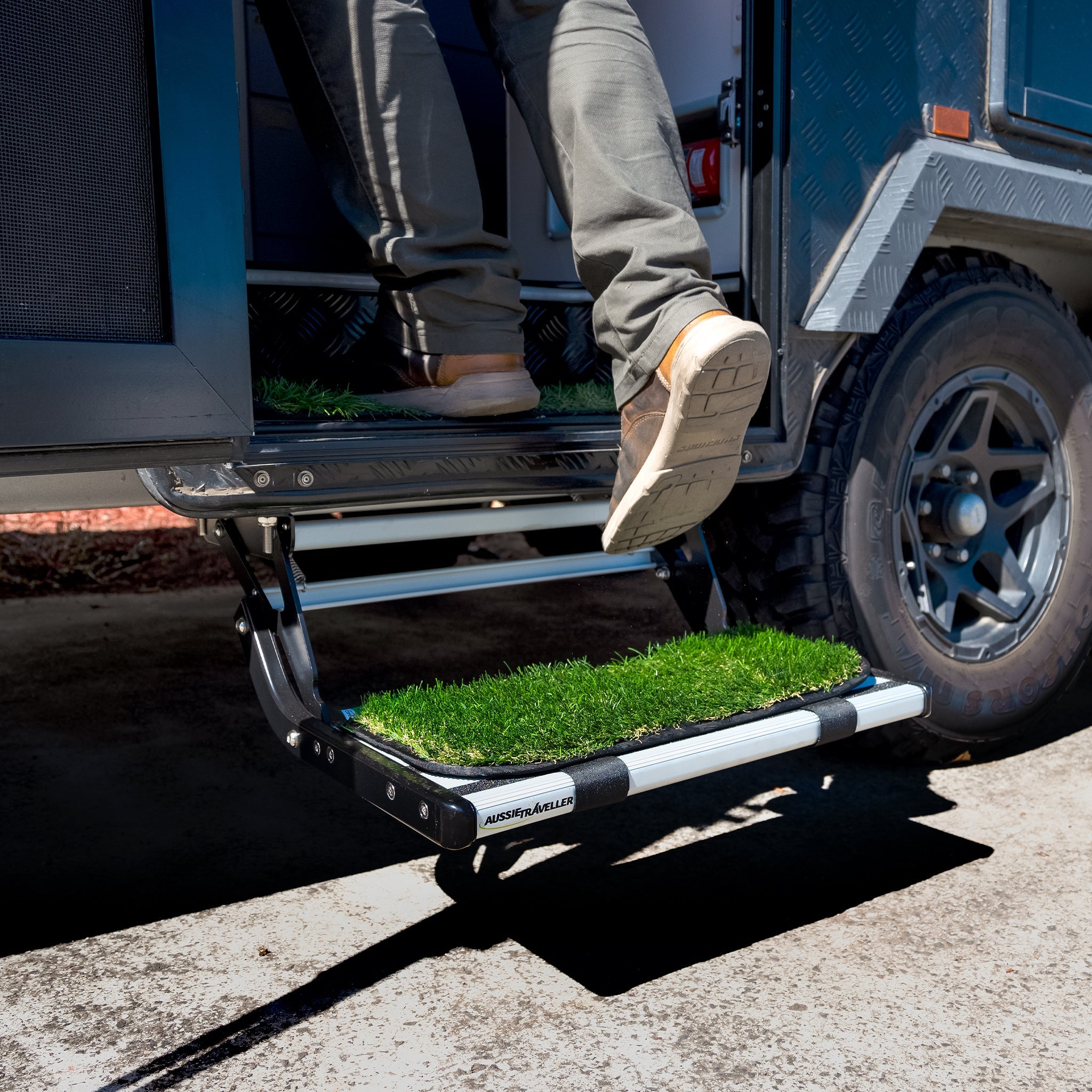 Aussie Traveller Step Drop Down Single Man 550mm Black