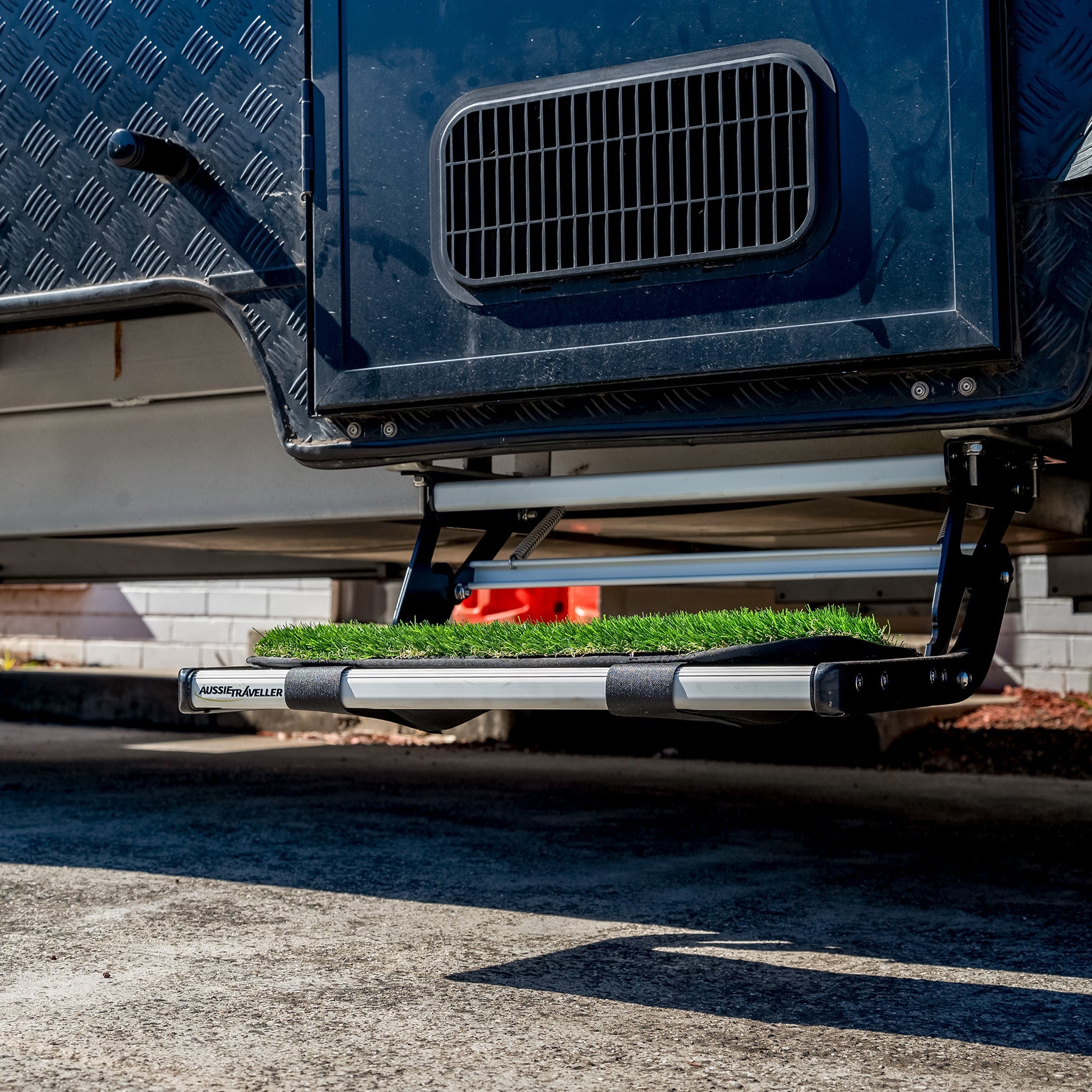 Aussie Traveller Step Drop Down Single Man 550mm Black